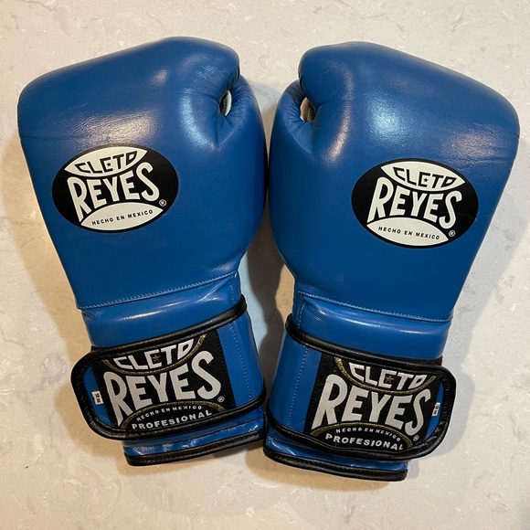 Cleto Reyes Other - EUC Cleto Reyes boxing gloves - 18 oz